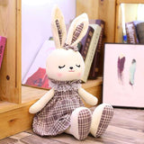 lapin blanc peluche brun assis