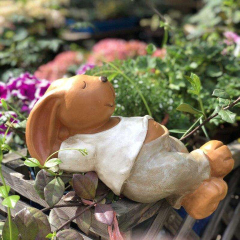 lapin couche statue
